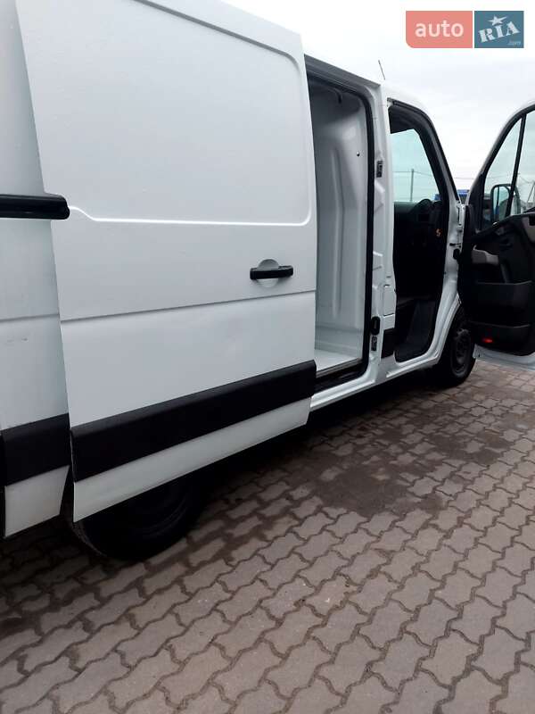 Вантажний фургон Renault Master 2015 в Яворові