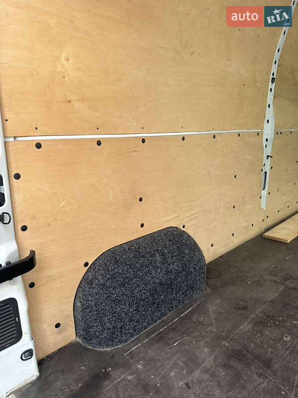 Вантажний фургон Renault Master 2023 в Чернівцях