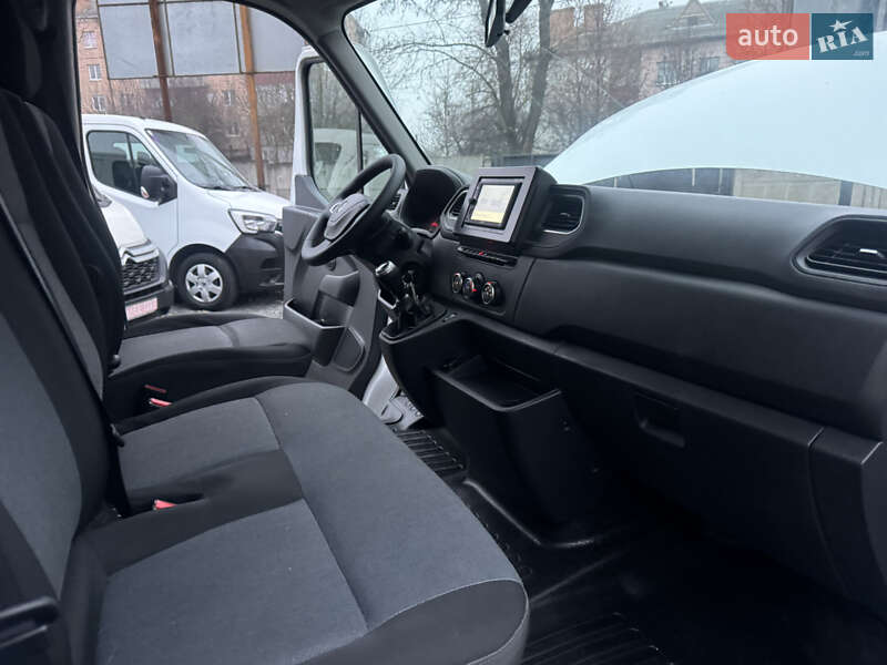 Вантажний фургон Renault Master 2022 в Рівному