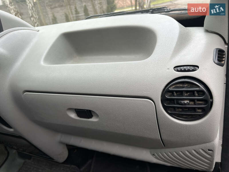 Вантажний фургон Renault Master 2002 в Рівному