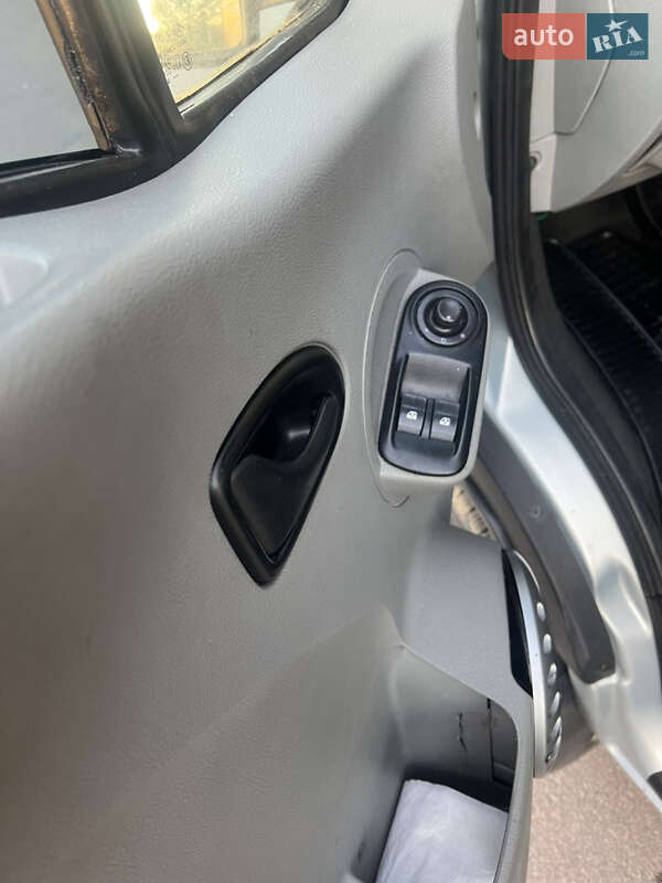 Эвакуатор Renault Master 2010 в Львове фото 13 Эвакуатор Renault Master 2010 в Львове