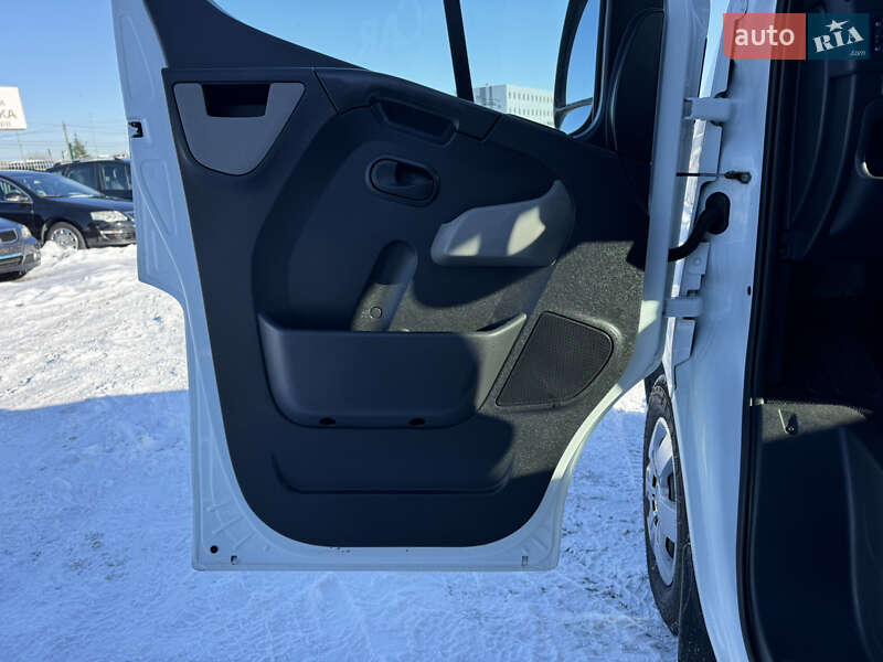 Вантажопасажирський фургон Renault Master 2017 в Києві