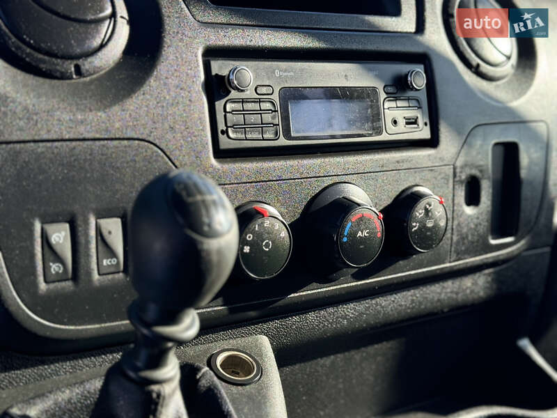 Вантажопасажирський фургон Renault Master 2017 в Києві