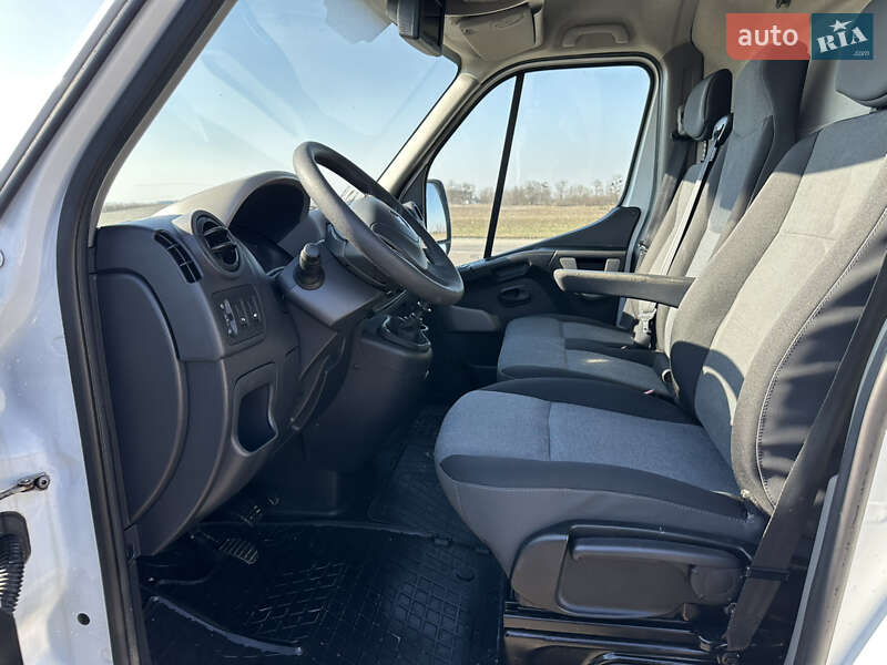 Вантажний фургон Renault Master 2016 в Радехові