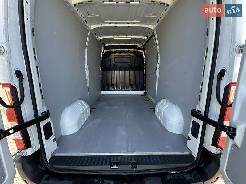 Вантажний фургон Renault Master 2016 в Радехові