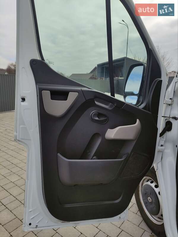 Грузовой фургон Renault Master 2015 в Львове