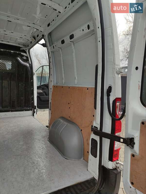 Грузовой фургон Renault Master 2015 в Львове