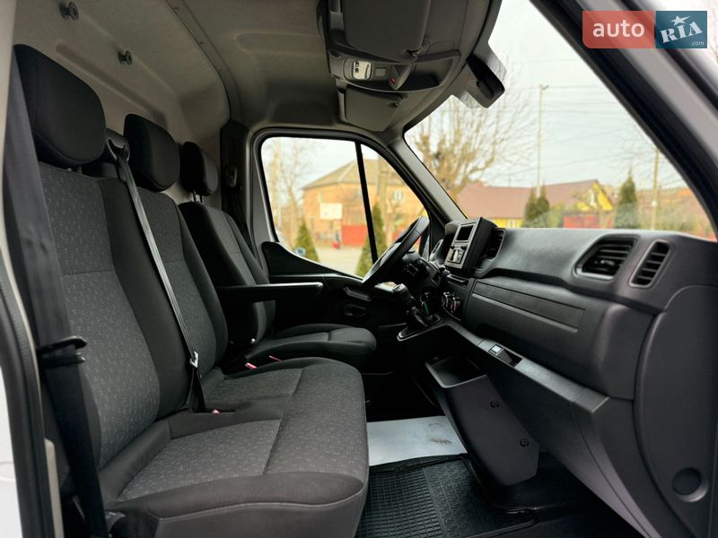 Вантажний фургон Renault Master 2021 в Чернівцях