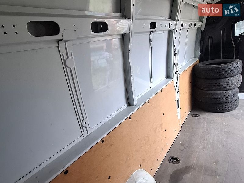 Вантажний фургон Renault Master 2015 в Львові