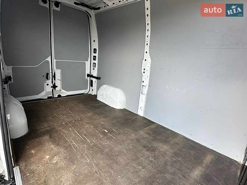 Вантажний фургон Renault Master 2019 в Львові