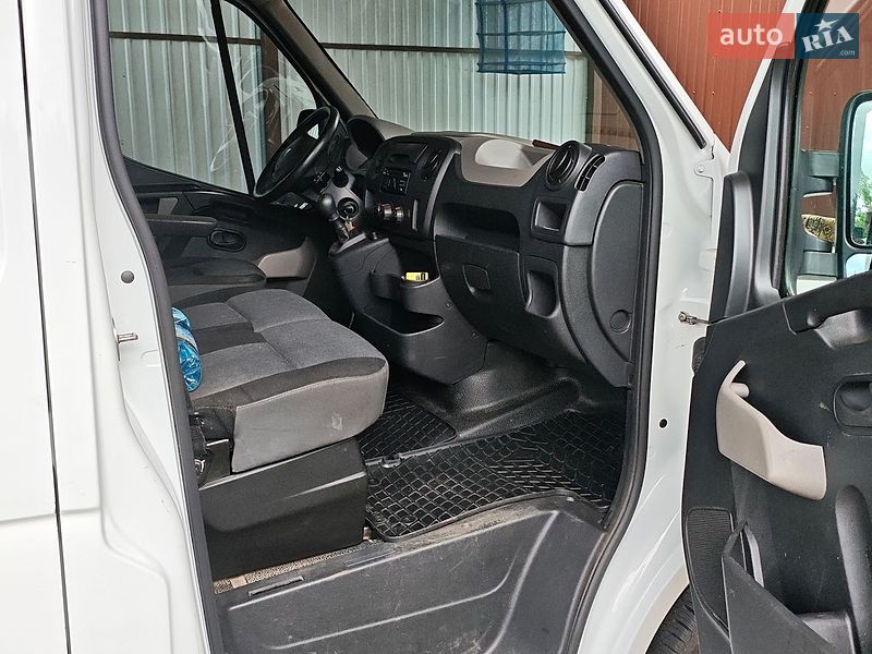 Вантажний фургон Renault Master 2014 в Зміїві