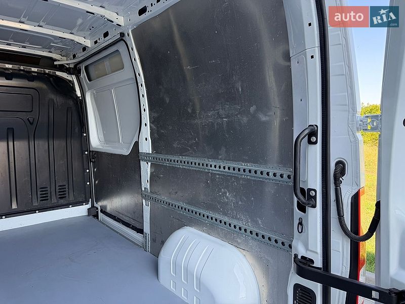 Вантажний фургон Renault Master 2020 в Рівному