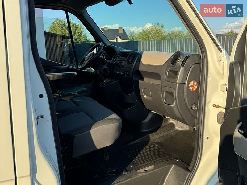 Вантажний фургон Renault Master 2011 в Жовкві