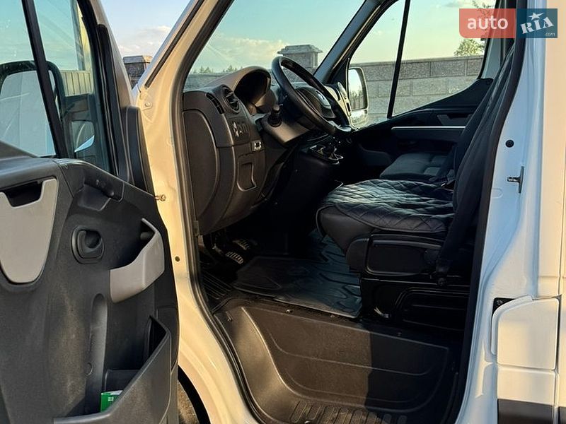 Вантажний фургон Renault Master 2011 в Жовкві