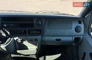 Вантажний фургон Renault Master 2006 в Рівному
