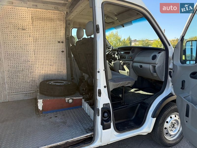 Вантажний фургон Renault Master 2006 в Рівному