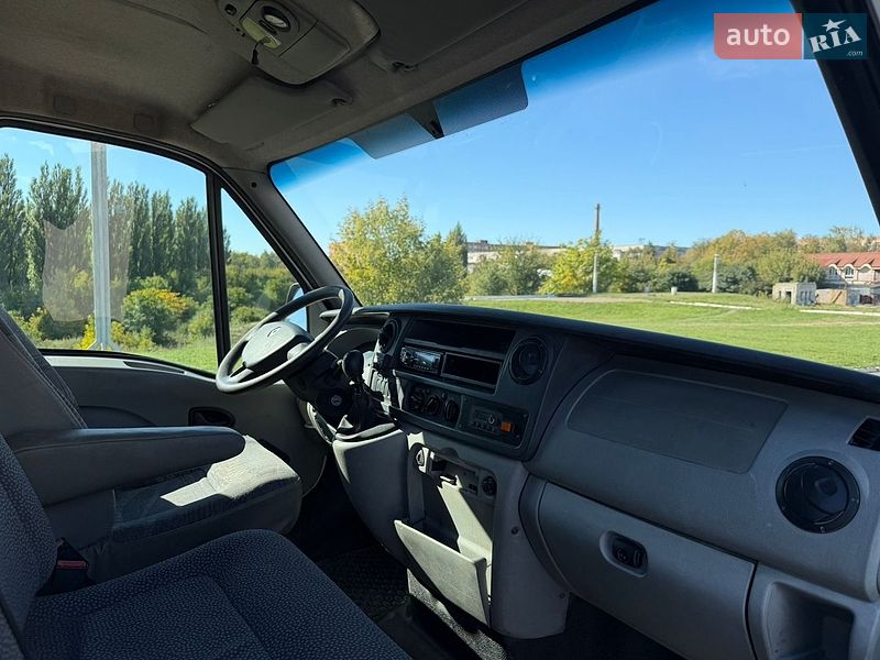 Вантажний фургон Renault Master 2006 в Рівному