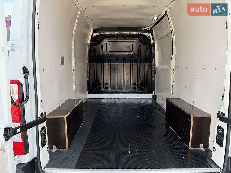 Вантажний фургон Renault Master 2017 в Львові
