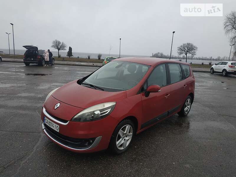 Минивэн Renault Megane Scenic 2012 в 
