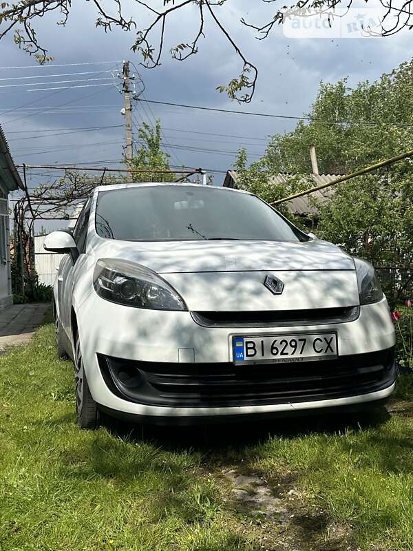 Минивэн Renault Megane Scenic 2012 в 