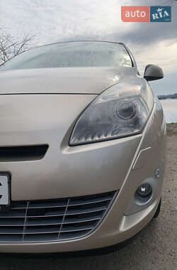 Минивэн Renault Megane Scenic 2009 в 
