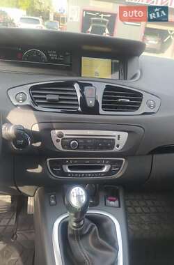 Минивэн Renault Megane Scenic 2015 в 