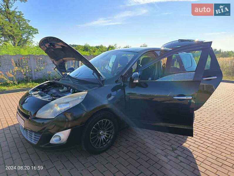Минивэн Renault Megane Scenic 2011 в 