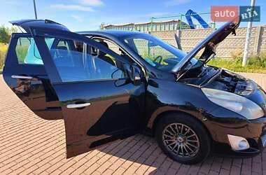 Минивэн Renault Megane Scenic 2011 в 