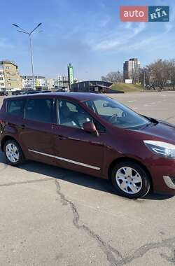 Минивэн Renault Megane Scenic 2012 в 