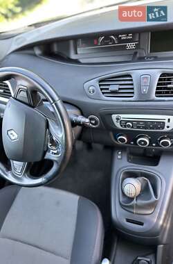 Минивэн Renault Megane Scenic 2015 в 