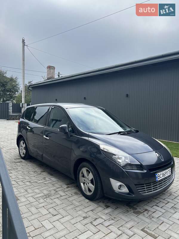 Минивэн Renault Megane Scenic 2011 в 