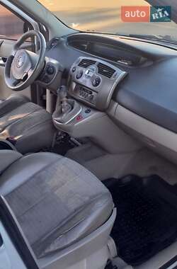 Минивэн Renault Megane Scenic 2004 в  фото 12 Минивэн Renault Megane Scenic 2004 в