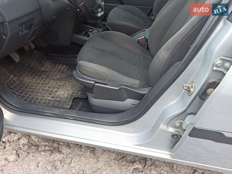 Седан Renault Megane 2005 в Томашполі