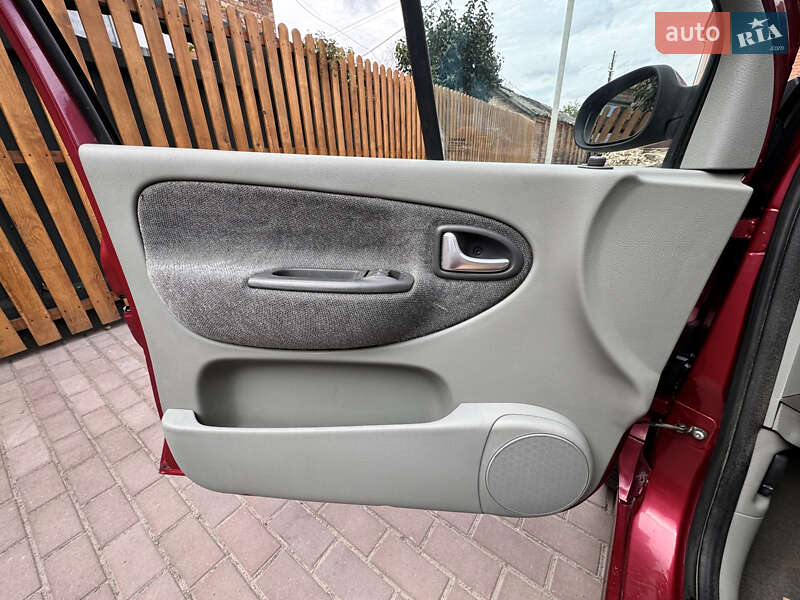 Хэтчбек Renault Megane 2003 в Казатине