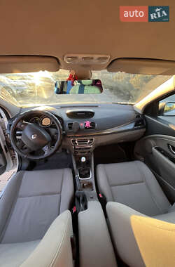 Хэтчбек Renault Megane 2010 в 