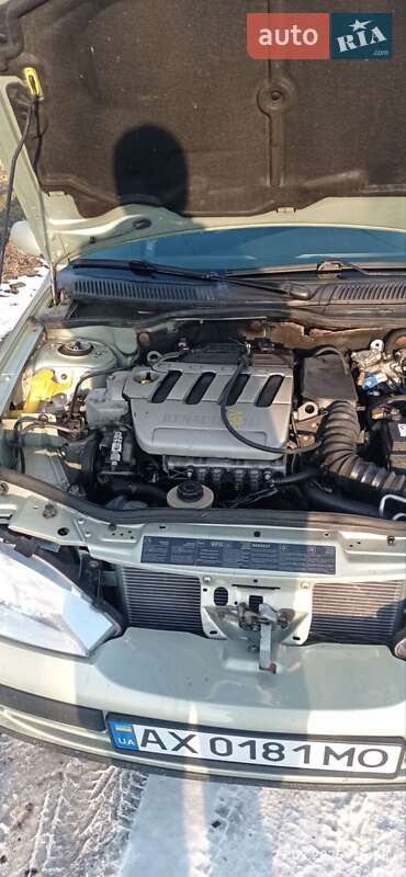 Седан Renault Megane 2002 в Дергачах