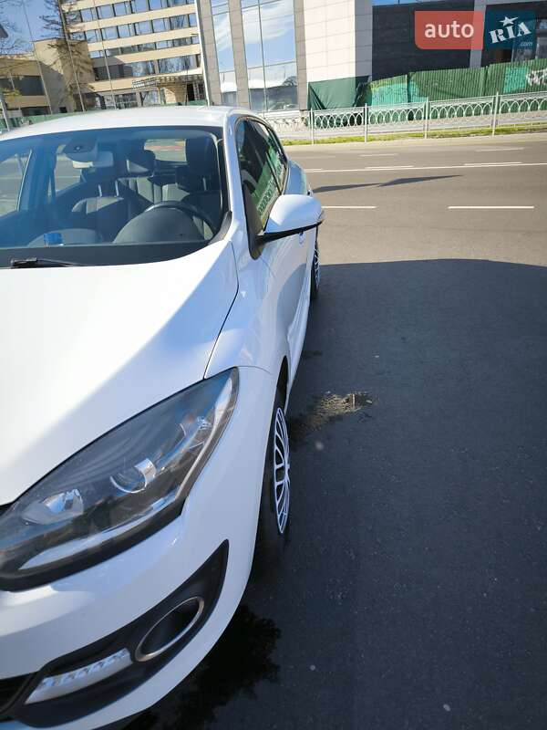 Хэтчбек Renault Megane 2015 в 