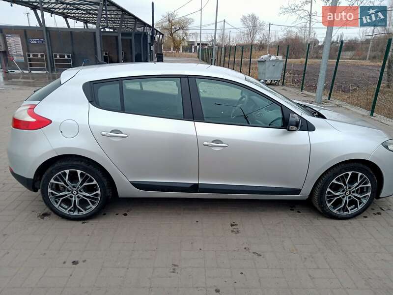 Хэтчбек Renault Megane 2011 в 
