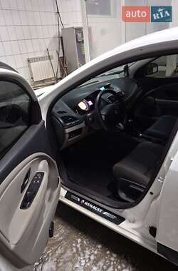 Хэтчбек Renault Megane 2011 в 