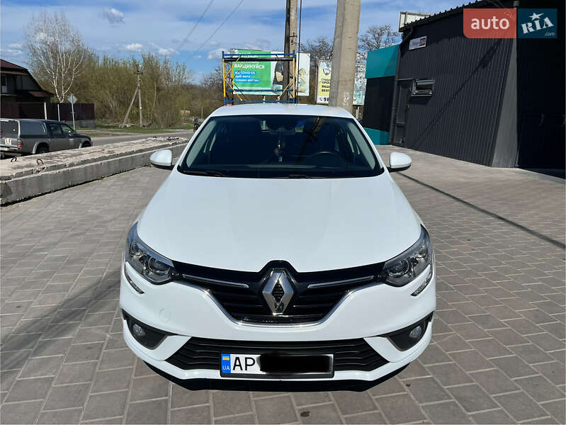 Хэтчбек Renault Megane 2016 в 