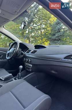 Хэтчбек Renault Megane 2011 в 