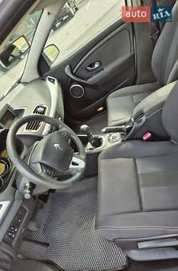 Хэтчбек Renault Megane 2011 в 
