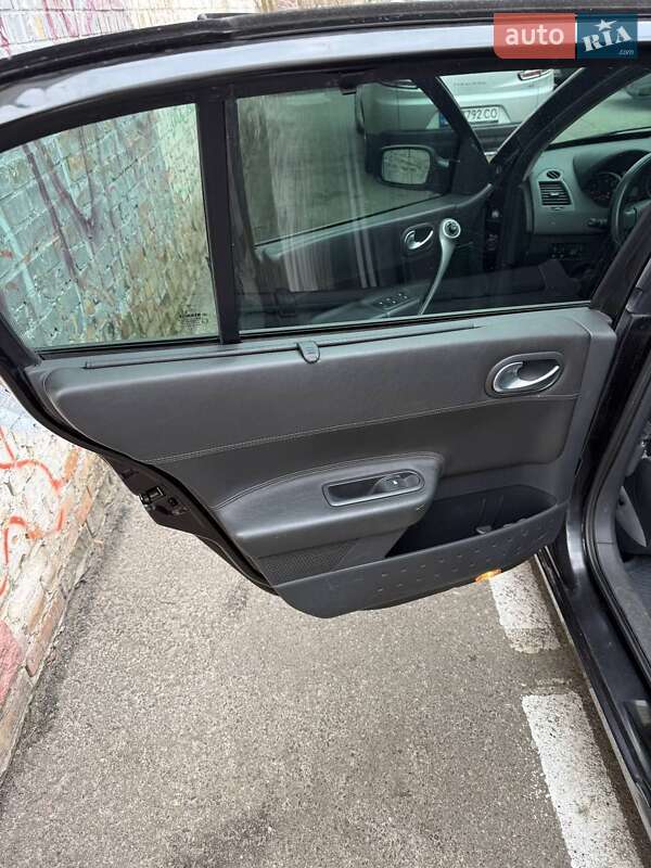 Седан Renault Megane 2006 в Вишневом фото 11 Седан Renault Megane 2006 в Вишневом