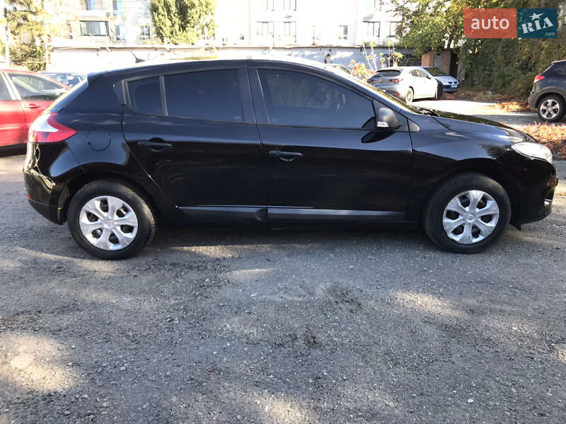 Хэтчбек Renault Megane 2012 в 