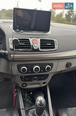 Хетчбек Renault Megane 2010 в  фото 14 Хетчбек Renault Megane 2010 в