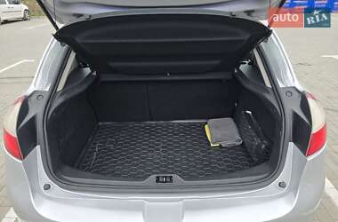 Хетчбек Renault Megane 2010 в 
