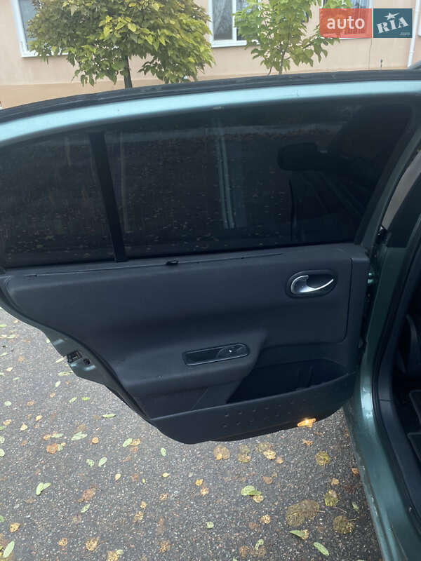 Седан Renault Megane 2006 в Дергачах