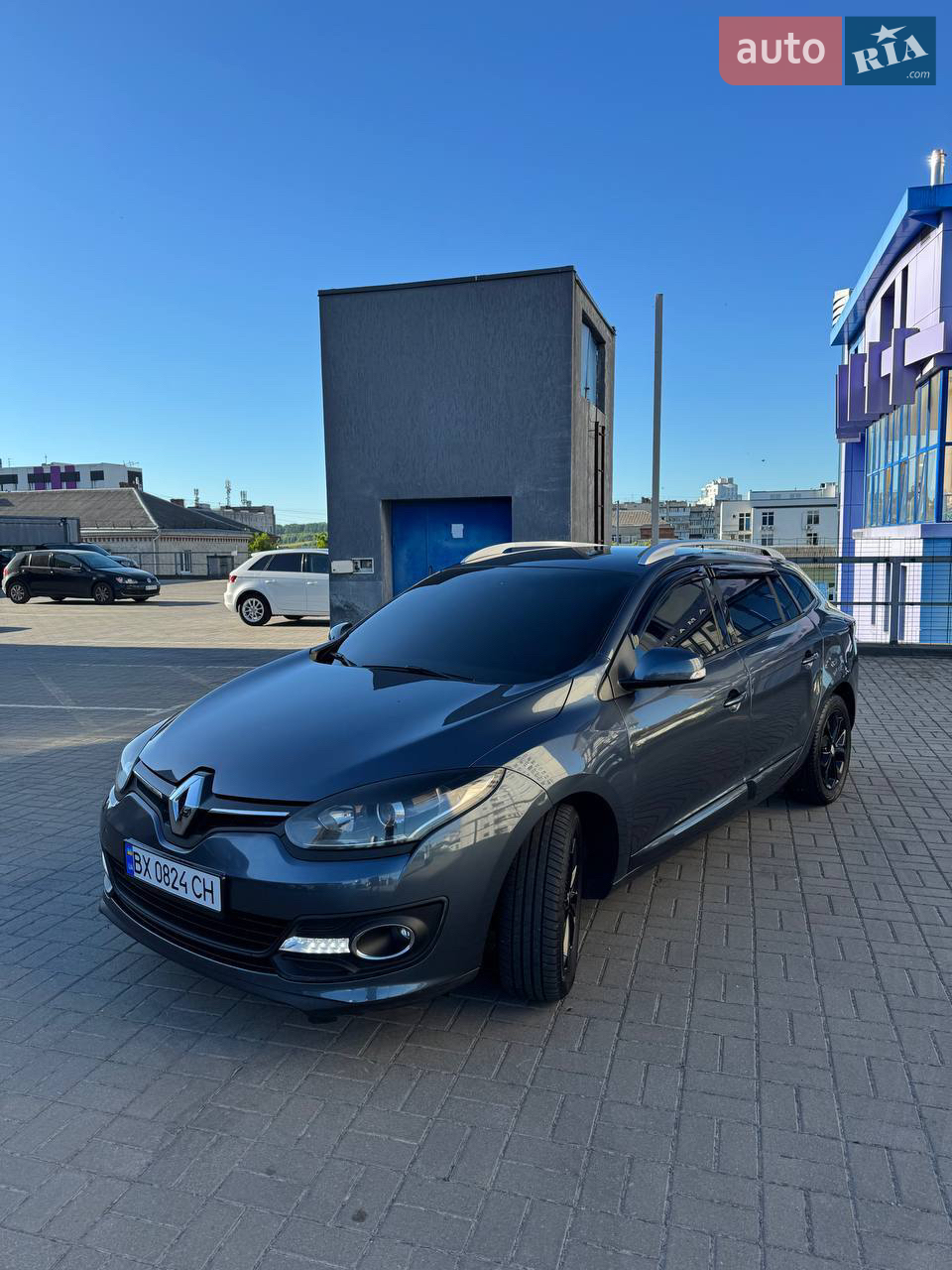 Продаю власне авто, до Вашої уваги RENAULT MEGANE 2015
Я другий власник, авто обслуговувалось тільки оригінальними запчастинами, заміна мастила кожні 6-7 тисяч, авто без ДТП, вся в рідній красці
По авто проводив такі роботи
Заміна гальмівних дисків та колодок в круг
Заміна стандартного світла на лед оптику ближнє та дальнє світло фар, фари в бронеплівці
Авто затоновано хорошою плівкою
Готовий до перевірок на СТО
Разом з авто віддаю 2 комплекта дисків з резиною, літня резина Bridgestone, зима Hankook
2 комплекта килимів
Хороший ТОРГ
За більш детальною інформацією звертайтеся по телефону
Прохання перекупам не турбувати