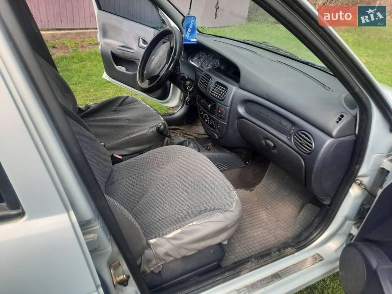 Седан Renault Megane 2003 в Недригайліву