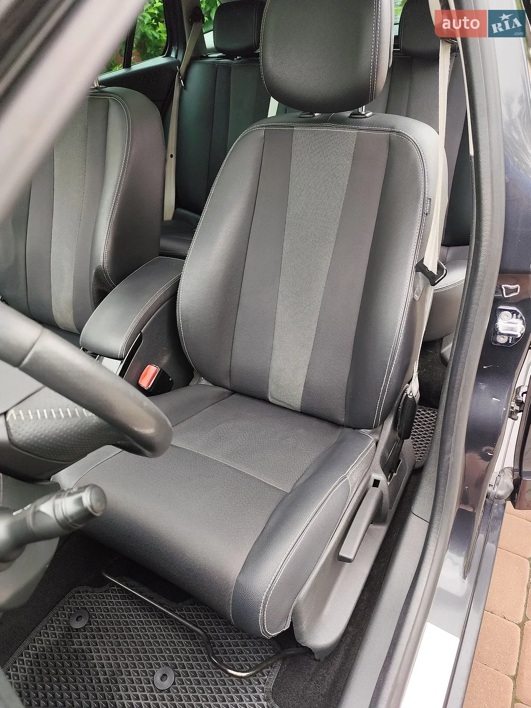 2012 Renault Megane - мініатюра 25